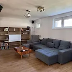 Dom Pod Hradom S Kinom A Saunou Trnava pri Laborci
