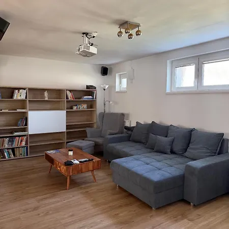 Dom Pod Hradom S Kinom A Saunou Trnava pri Laborci